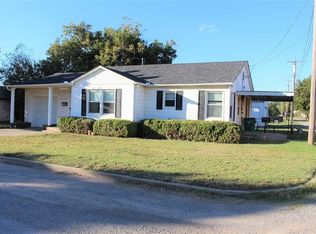 213 E Madison St, Mangum, OK 73554