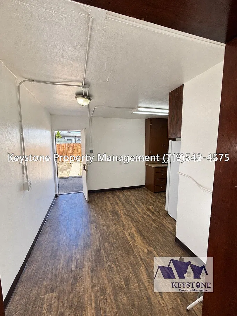 Bright & Spacious 3-Bedroom Rancher with Hardwood Floors and Fenced Yard $1050/$1050 — Photo 3