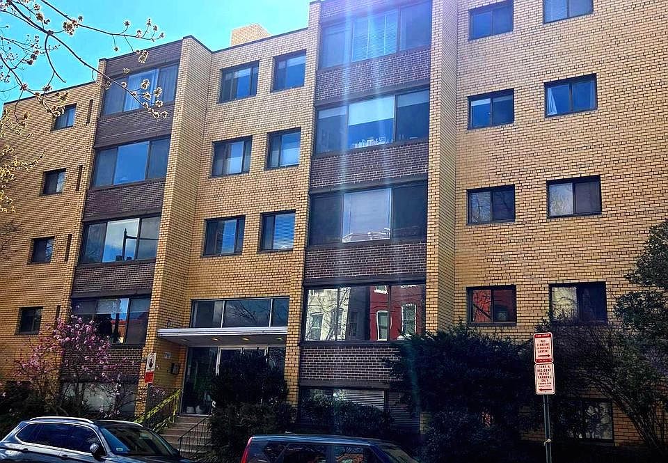 1st image of 305 C St NE APT 202