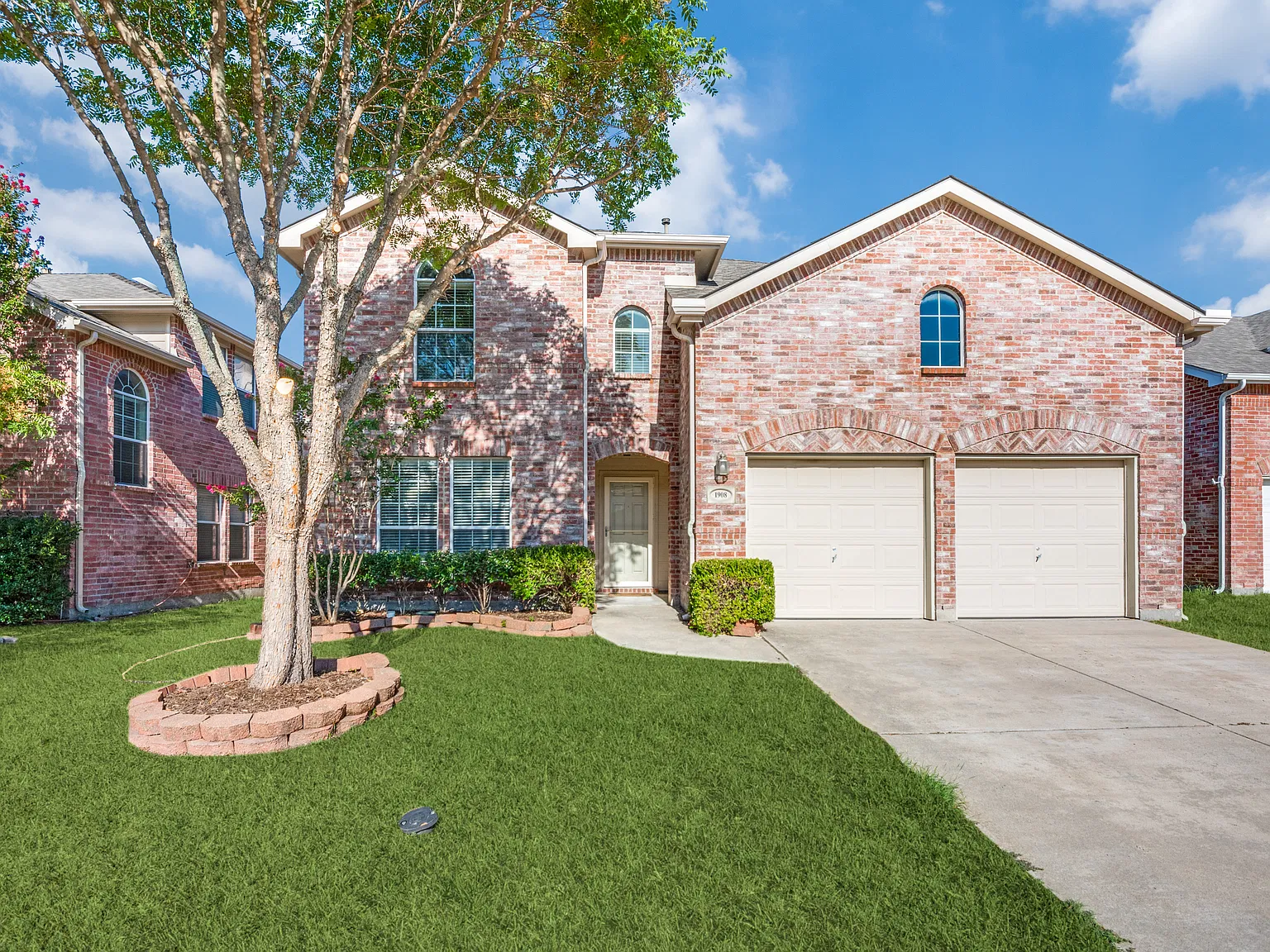 4 bed, 2736 sqft, $2,695 — Photo 2