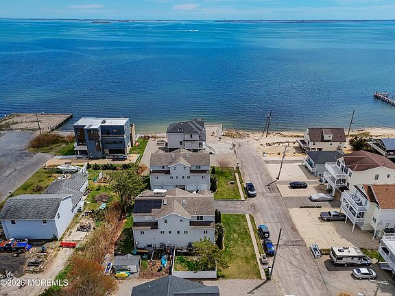 3rd image of 105 Atlantic Avenue
