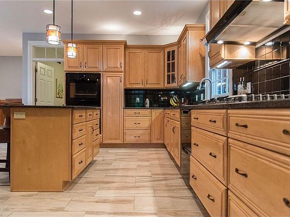 4th image of 705 Creekview Dr