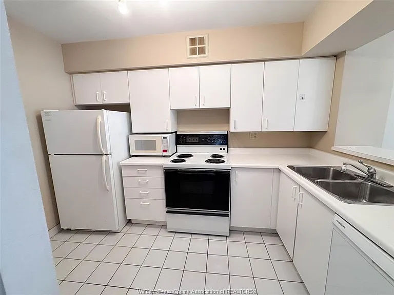 75 Riverside Dr E #406 — Photo 3