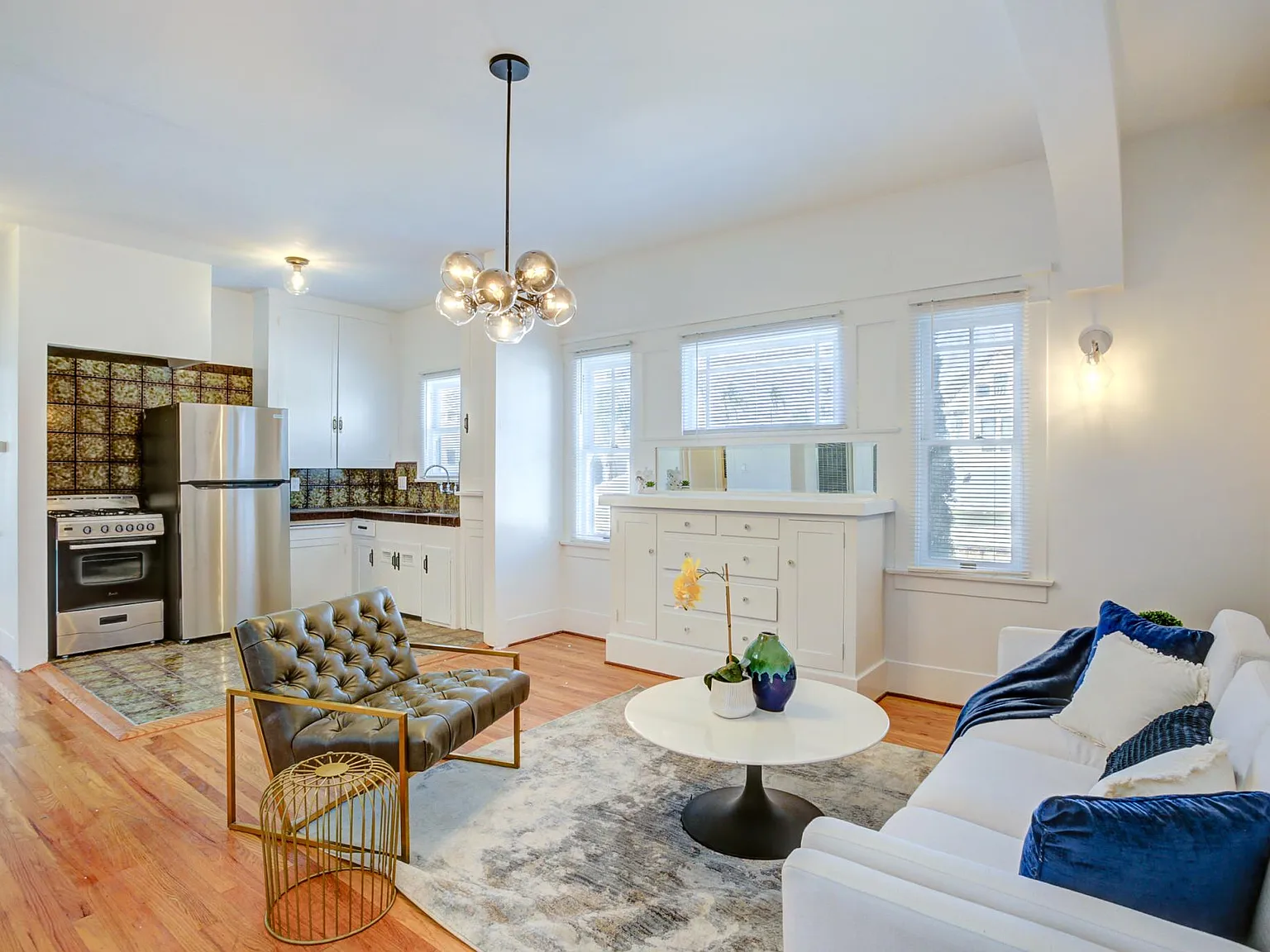 2 bed, 813 sqft, $3,000 — Photo 2
