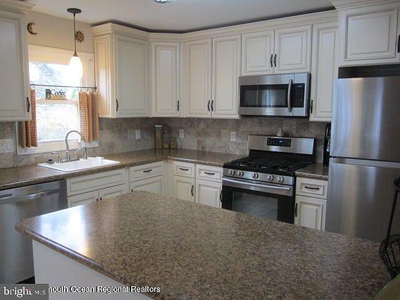5th image of 5 Cobham Ct