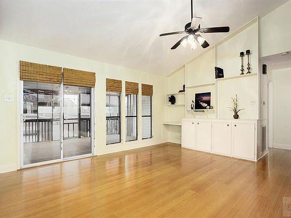 4th image of 9 N Pelican St