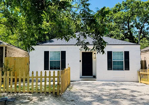 401 E River St #B Photo 1 401 E River St #B Photo 1