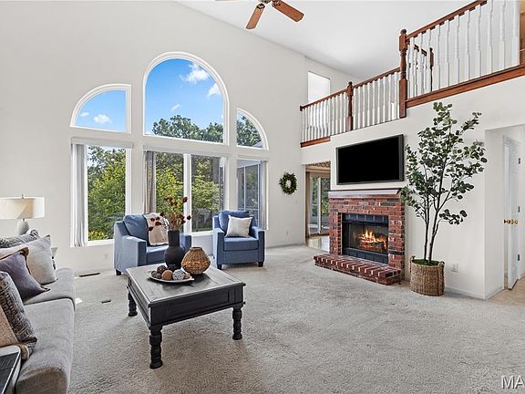 5th image of 33 Bear Creek Dr