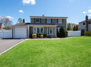 93 Cirrus Rd, Holbrook, NY 11741