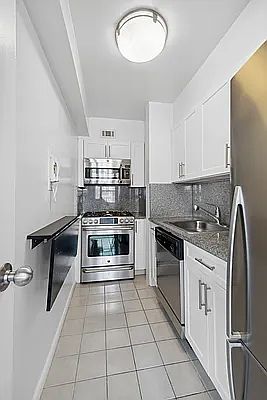 4th image of 175 W 13th St APT 16C