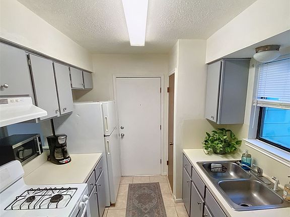4th image of 602 Country Aire Dr #B