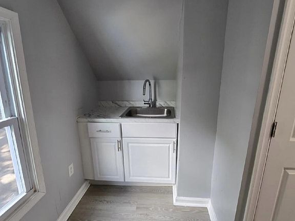 2nd image of 246 Leslie St #3L