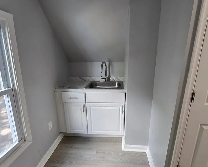 246 Leslie St #3L — Photo 2