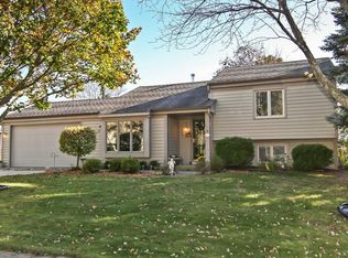 1248 Timber Rdg, Pewaukee, WI 53072