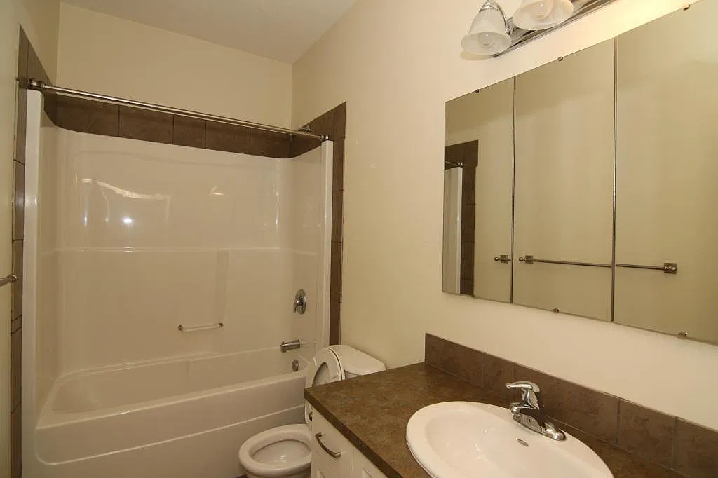 3 bed, $2,550 — Photo 4
