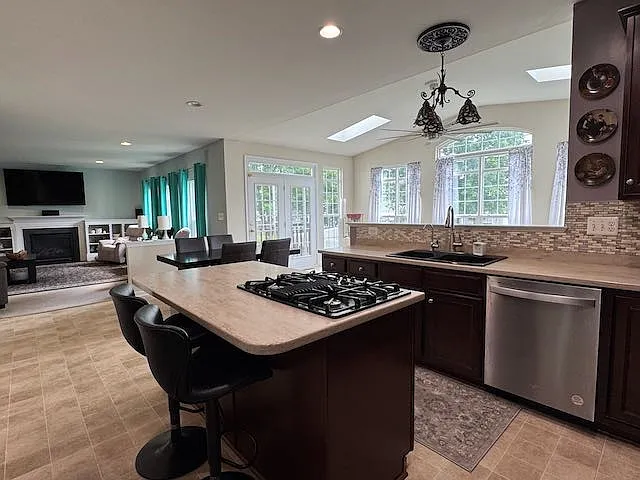 5 bed, 2.5 bath, 3120 sqft, $3,700 — Photo 4