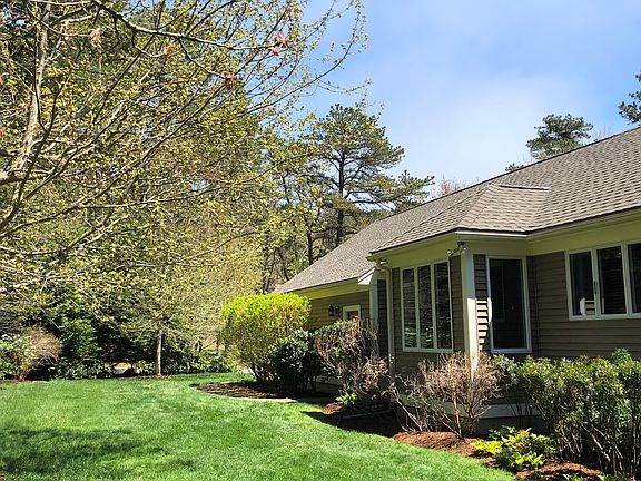 Side Yard (kitchen side)