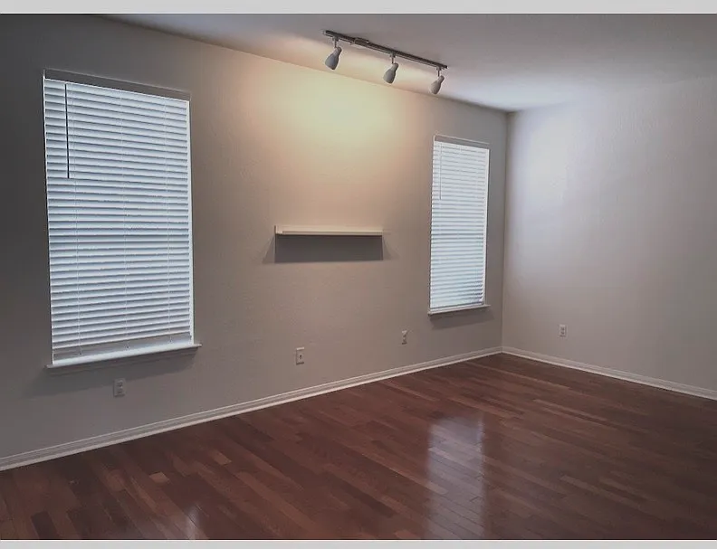 3 bed, 2.5 bath, 2114 sqft, $2,000 — Photo 2