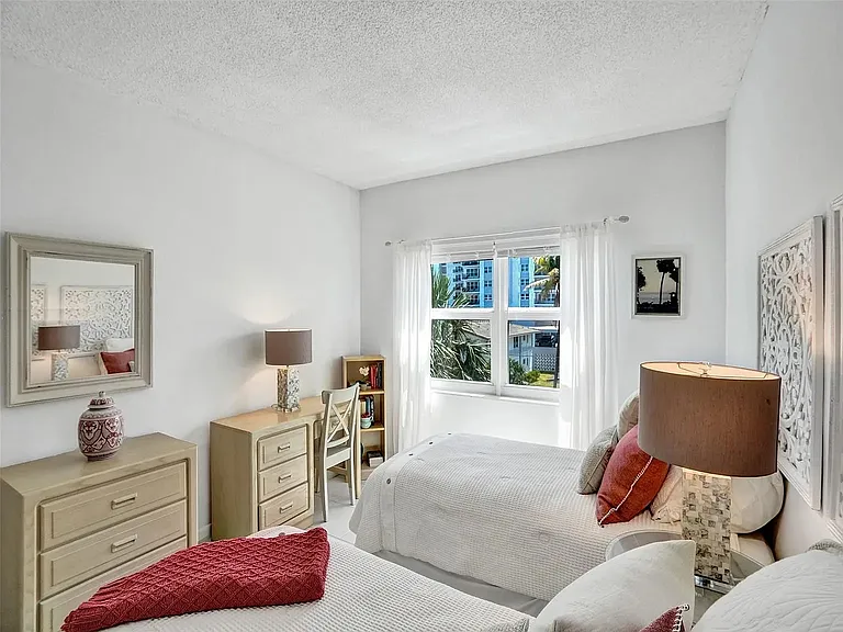 400 N Riverside Dr — Photo 11