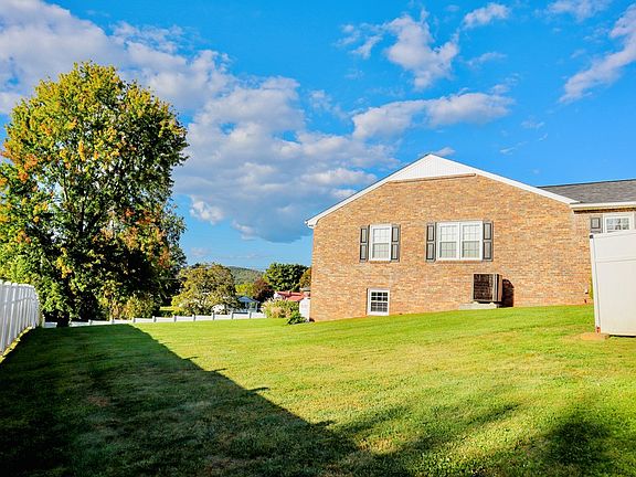 3rd image of 206 Woodland Dr