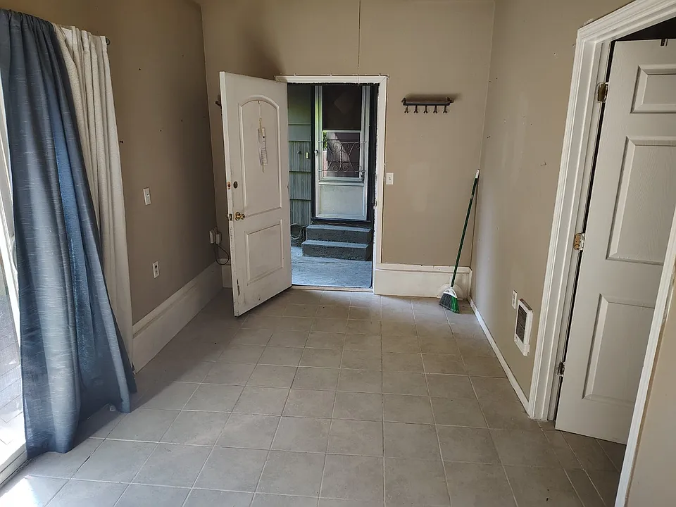 8150 SW Canyon Dr #MOTHER-IN-LAW APARTM