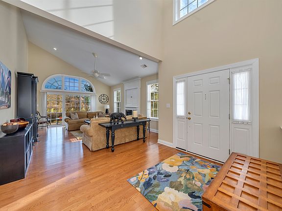 4th image of 301 Sawgrass Ct