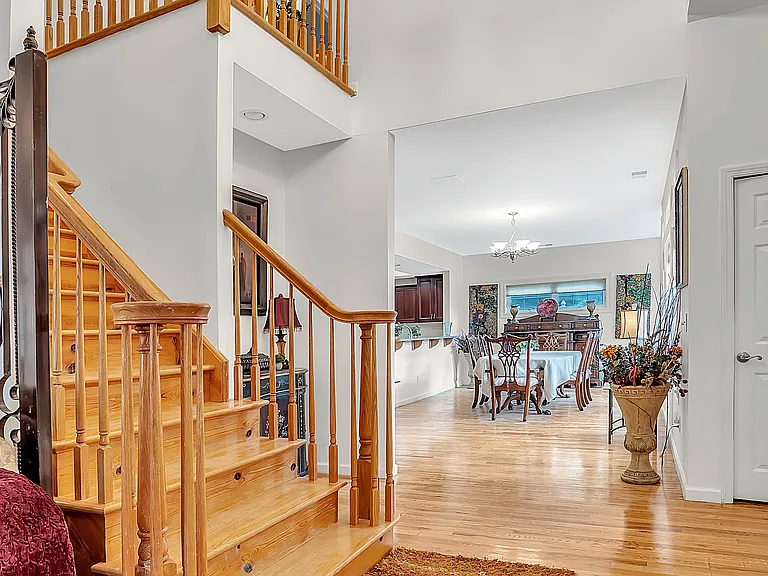 8 Mary Ct — Photo 2