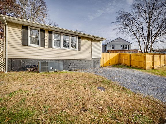 3rd image of 1101 Delrose Dr