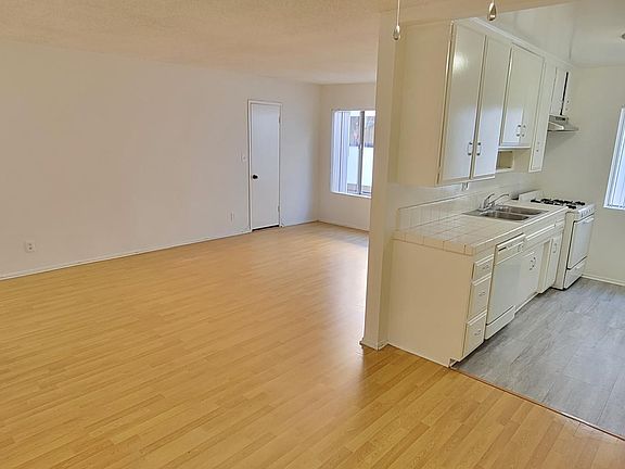 5th image of 11838 Darlington Ave #207