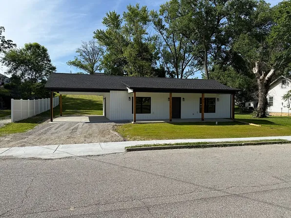 723 Broadway Ext, Elsberry, MO 63343