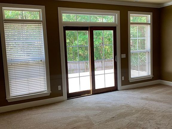 4th image of 102 Valley Chase Dr