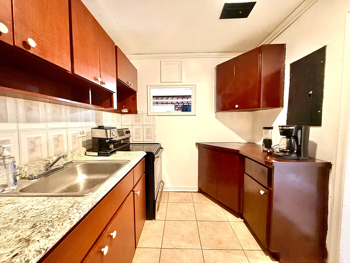 Building Photo - 235 NW 34th St #1