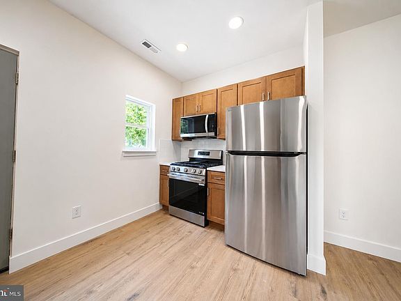 4th image of 10 Myrtle Ave #B