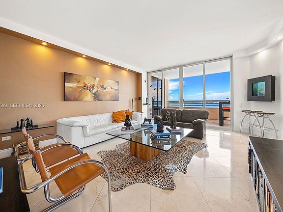 3rd image of 808 Brickell Key Dr APT 1808