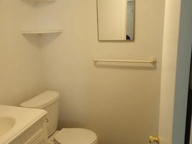 Unit B, Bathroom