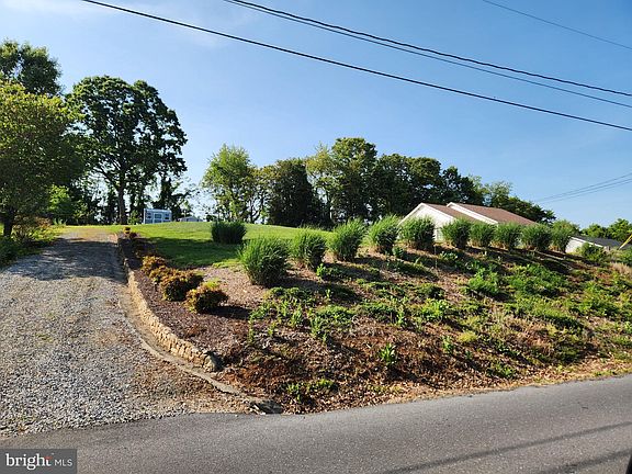 4th image of 32 Greenfield Dr