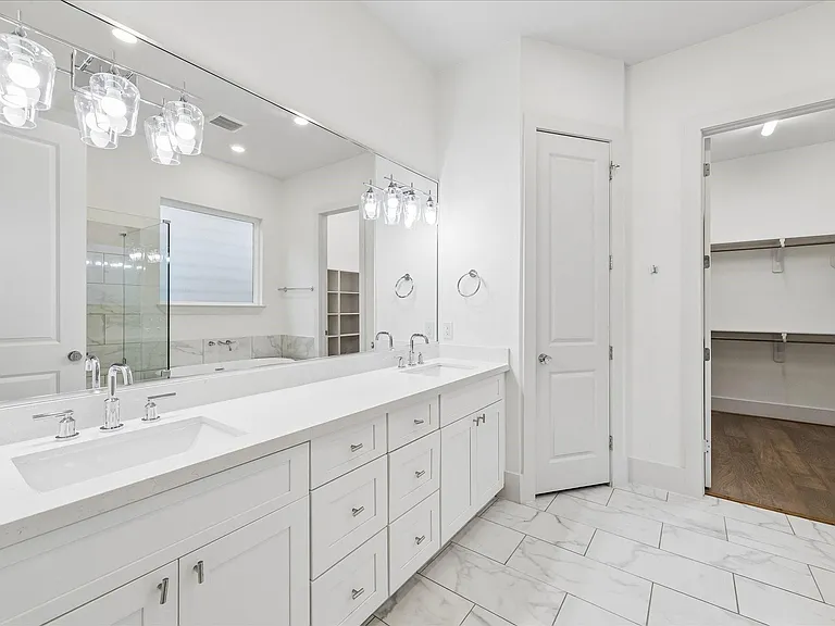 1222 W 21st St — Photo 12