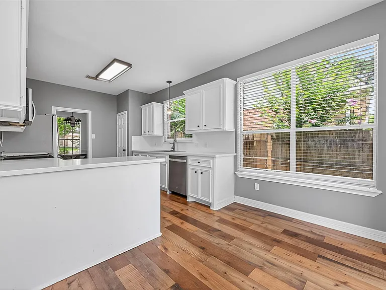 232 Doncaster St — Photo 16