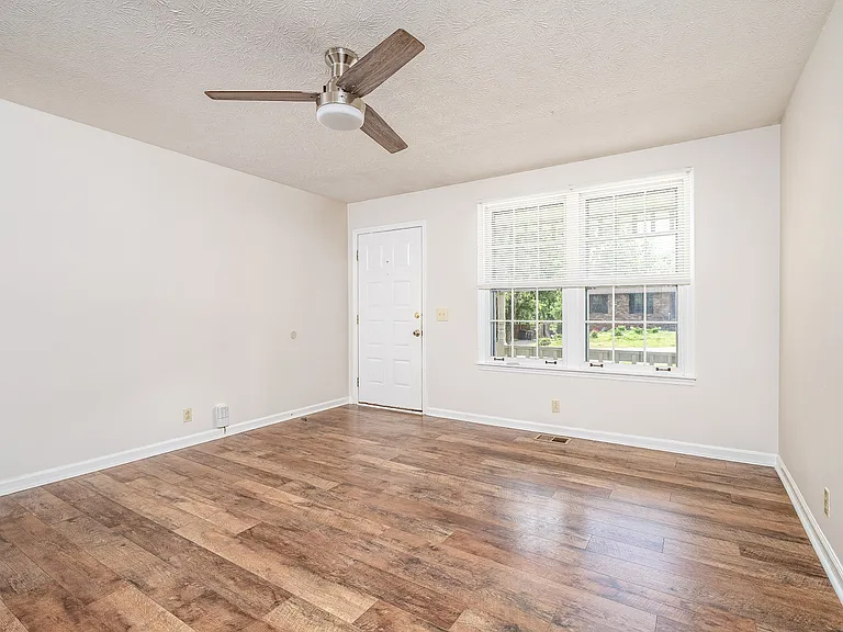 164 Hillside Dr — Photo 4