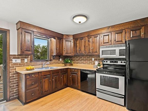 5th image of 22 Balsam Dr