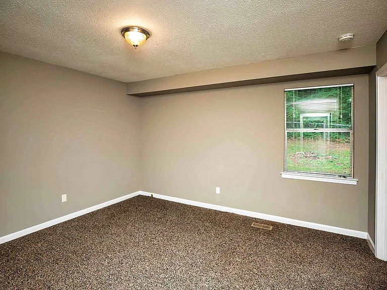 7823 Happy Hollow Rd — Photo 10