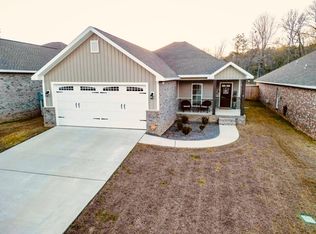 61 N Barnes Field Dr, Hattiesburg, MS 39402