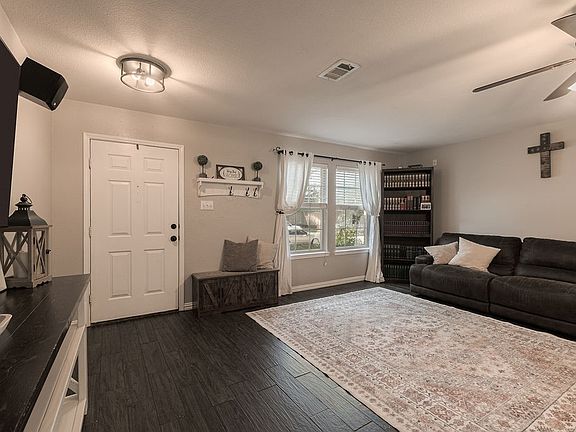 4th image of 417 Azalea Dr