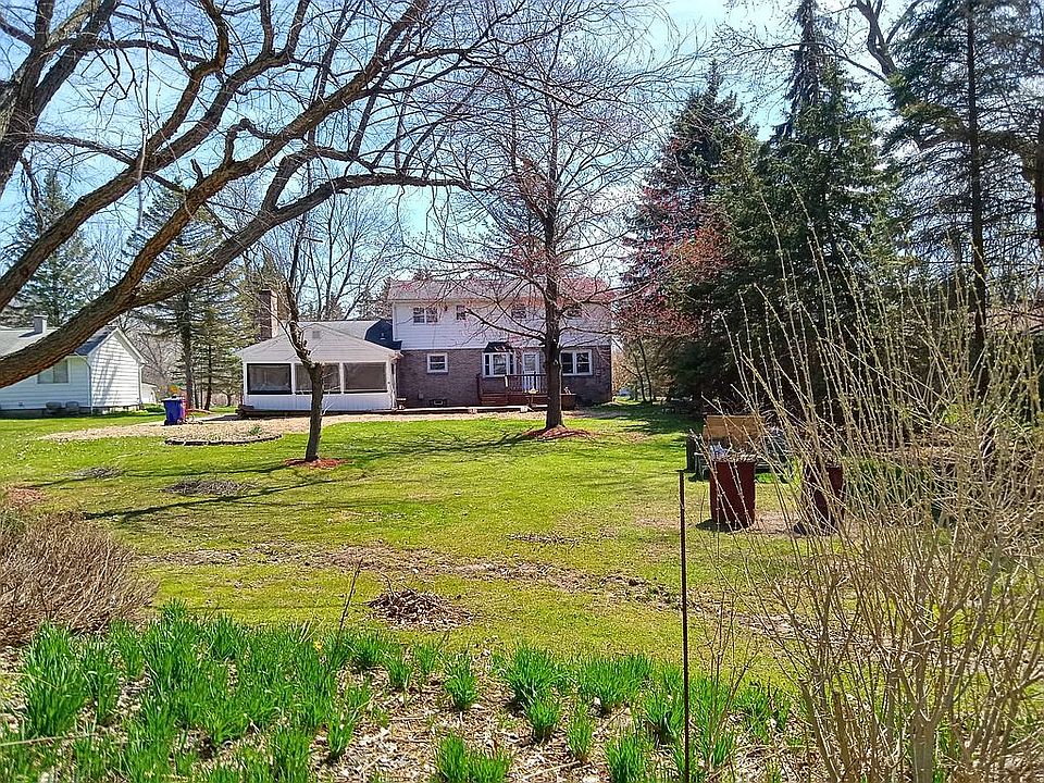 2nd image of 46 Lakeside Ct