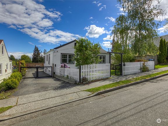 2nd image of 1512 Marguerite Avenue