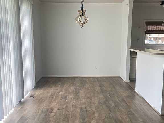 5th image of 2155 Carriage Hill Cir