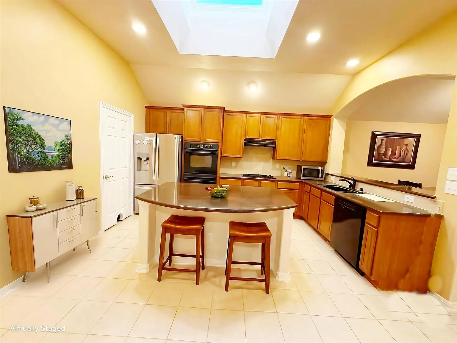 3 bed, 2.0 bath, 2500 sqft, $2,900 — Photo 4