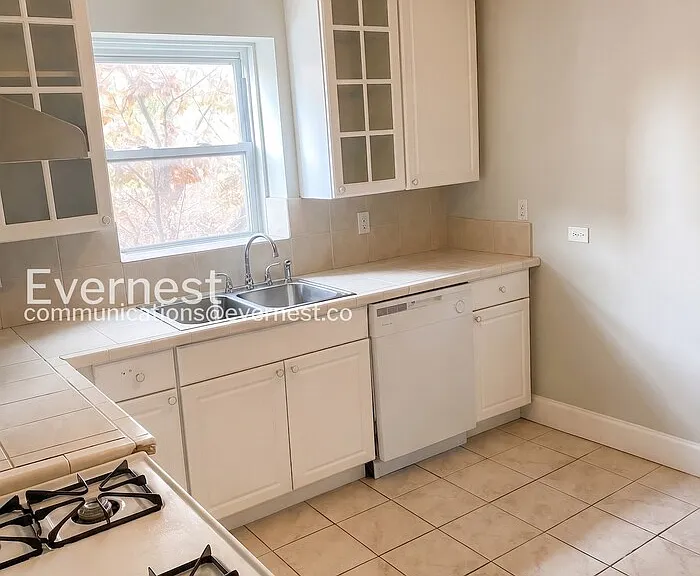 2500 N Southport Ave #2 — Photo 1