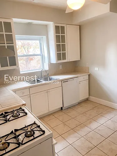 2500 N Southport Ave #2 Photo 1 2500 N Southport Ave #2 Photo 1