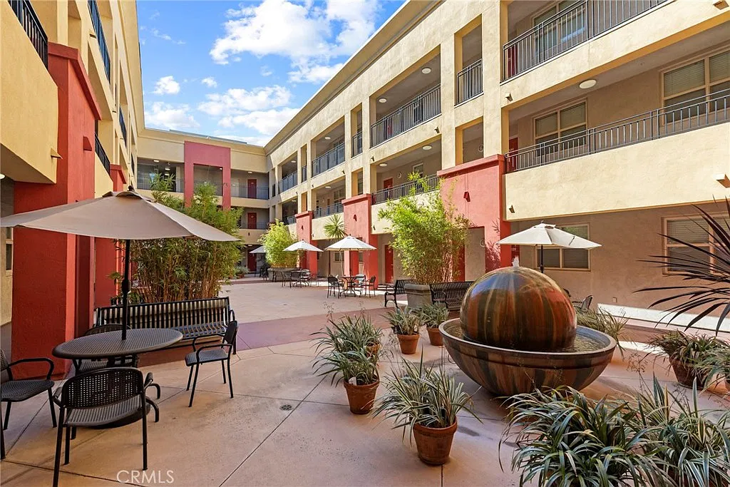 2 bed, 1050 sqft, $2,950 — Photo 3
